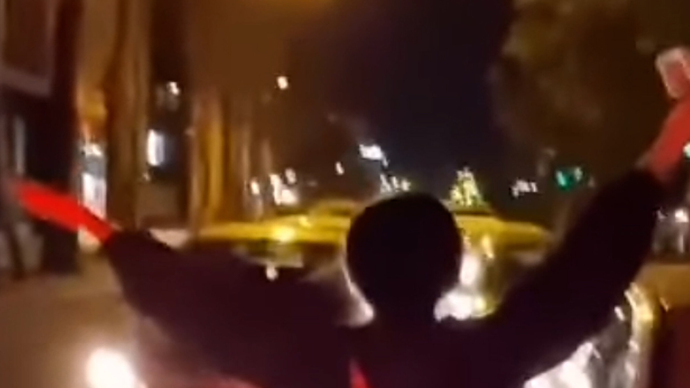 "Sensitive Content": Person von hinten mit weit ausgebreiteten Armen.