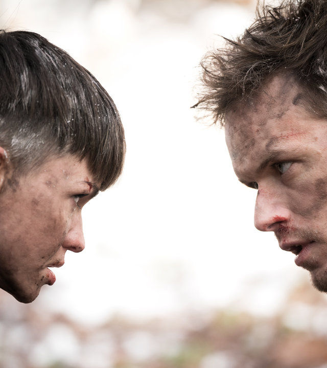 "SAS - Alarm im Eurotunnel": Grace (Ruby Rose) und Tom (Sam Heughan) sind voller Ruß. Sie stehen sich gegenüber und sehen sich in die Augen.