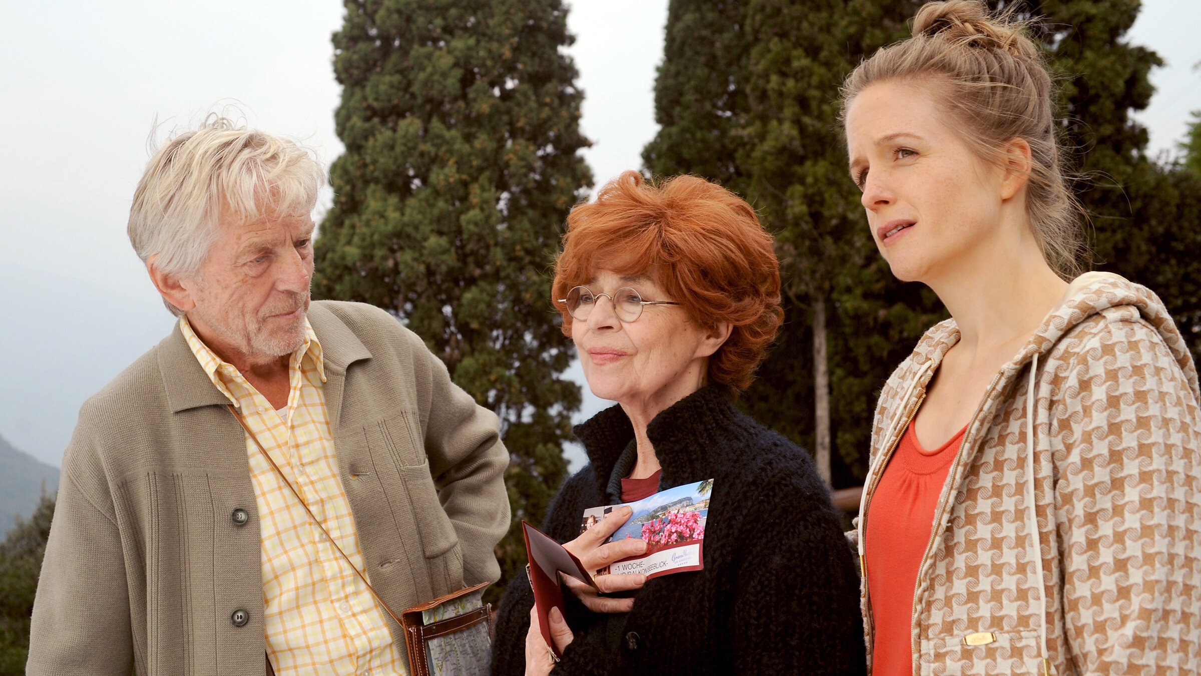 "Endlich Gardasee!": Davon hat Lotti (Cornelia Froboess, Mitte) immer geträumt: Endlich am Gardasee. Ihr Mann Heinz (Willem Menne) und Enkelin Eva (Julia Nachtmann) sind mit dabei.