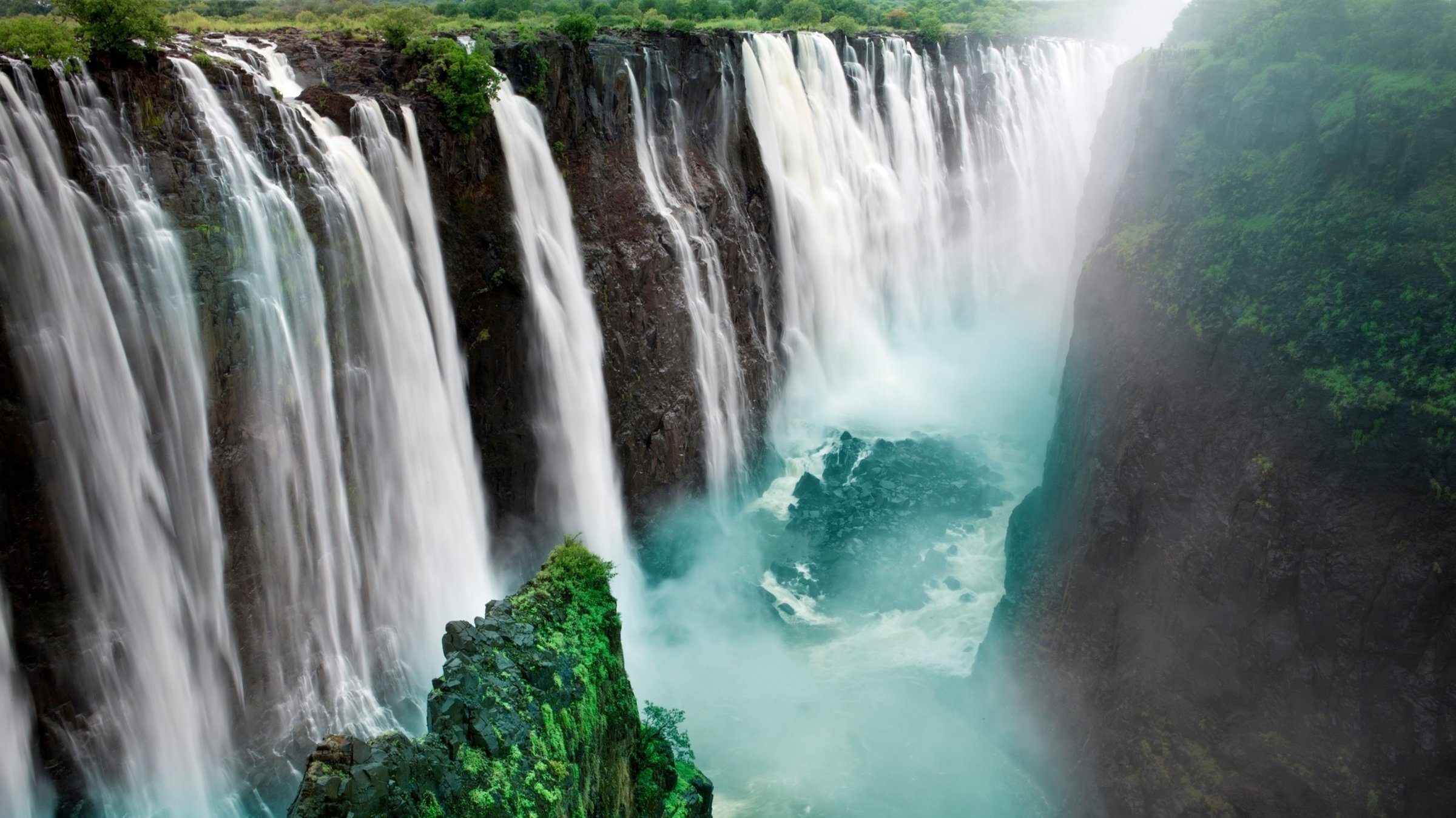 "Faszinierende Erde, Staffel 2 (4/6) - Wasser": Wasserfall stürzt auf breiter Front in Schlucht.