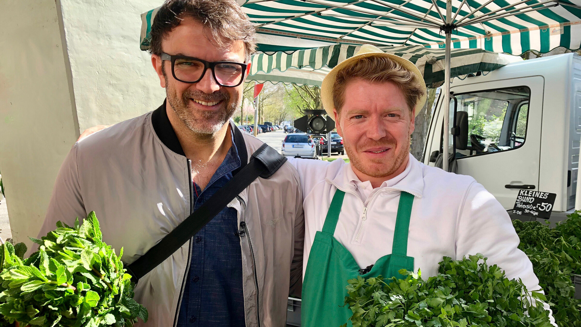"Iss besser! - Tariks wilde Küche - Schöner Döner aus dem Norden": Tarik Rose und Malte Jahn auf dem Hamburger Isemarkt.