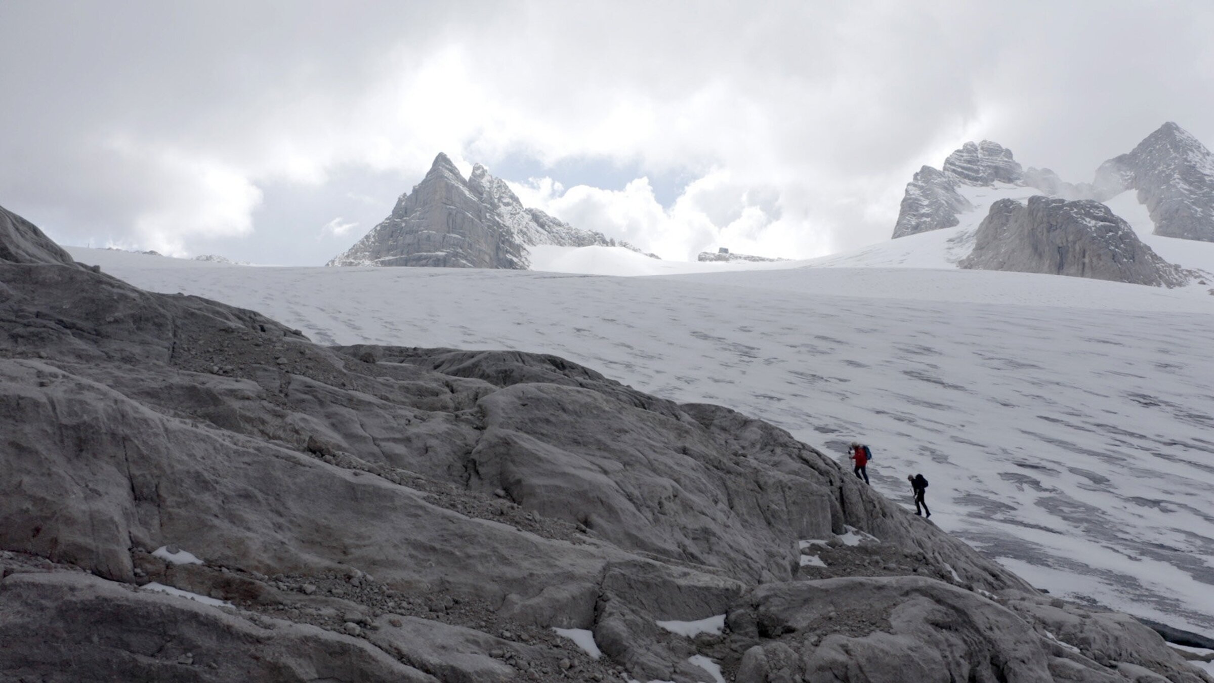 "Der Dachstein - Ansichten vom Ewigen Eis": Aufstieg über die Gletscherschliffe am Rand des Hallstätter Gletschers.