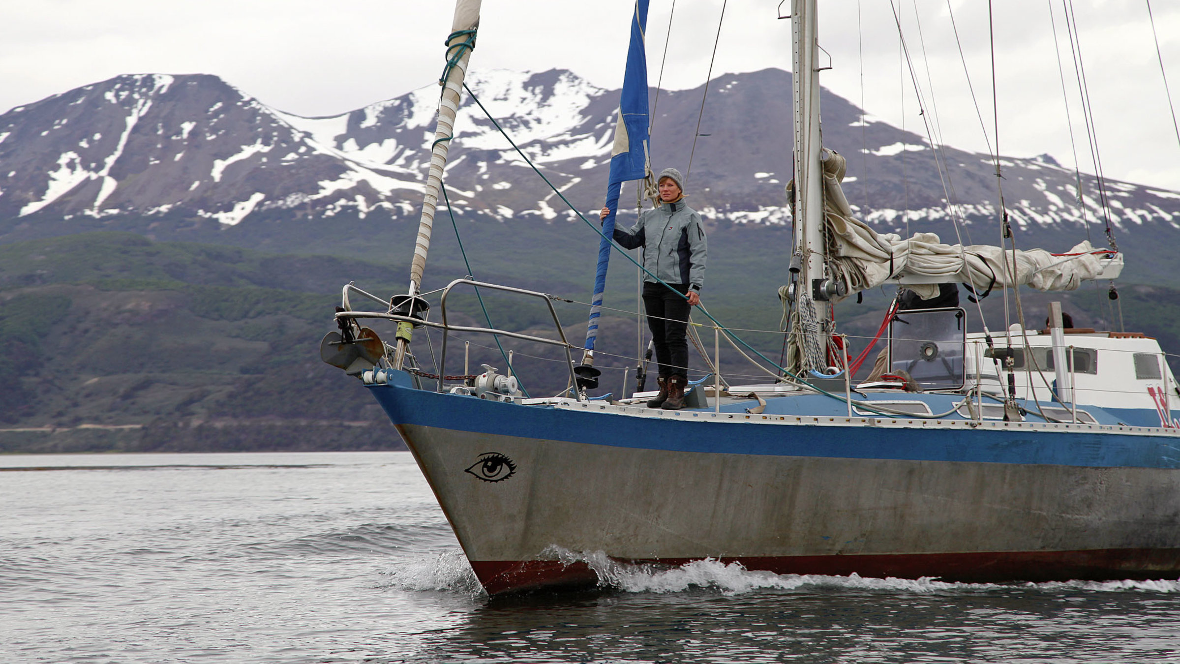 "unterwegs: Argentinien, der Süden - Gletscher, Pampa und Gauchos": Moderatorin Andrea Jansen steht auf einem Schiff, das auf dem Beagle-Kanal fährt.