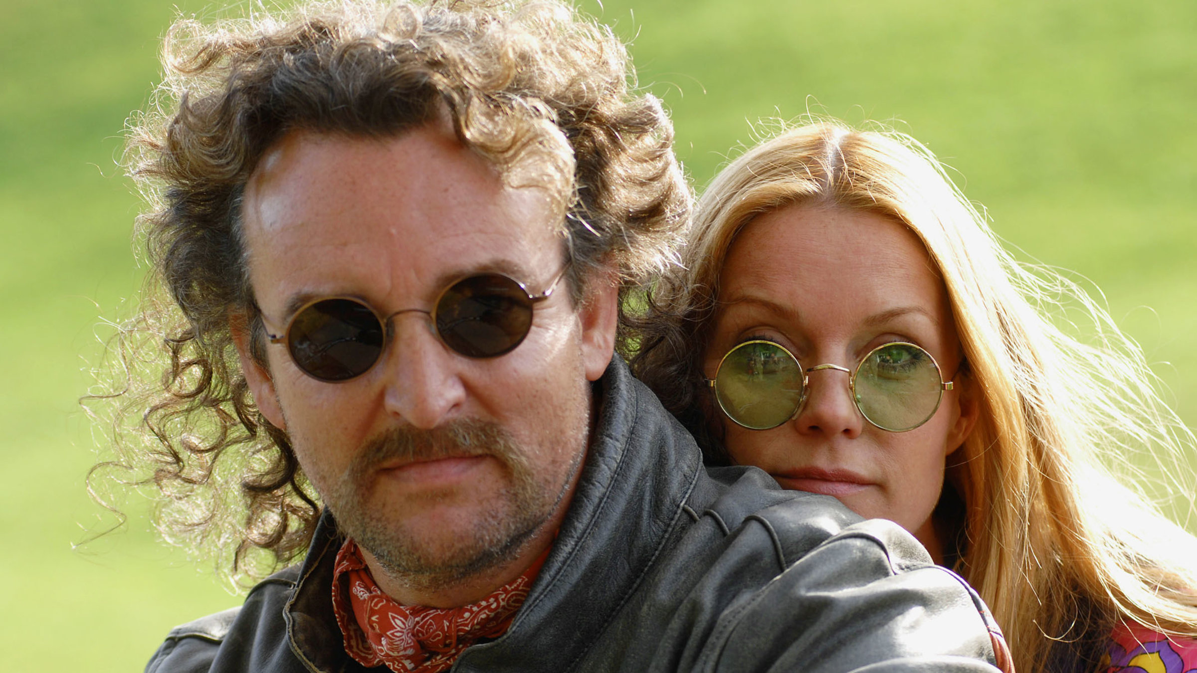 "Liebling lass uns scheiden": Marco Rima als Oliver, Esther Schweins als Franzi. Franzi lehnt ihren Kopf an seine Schulter.