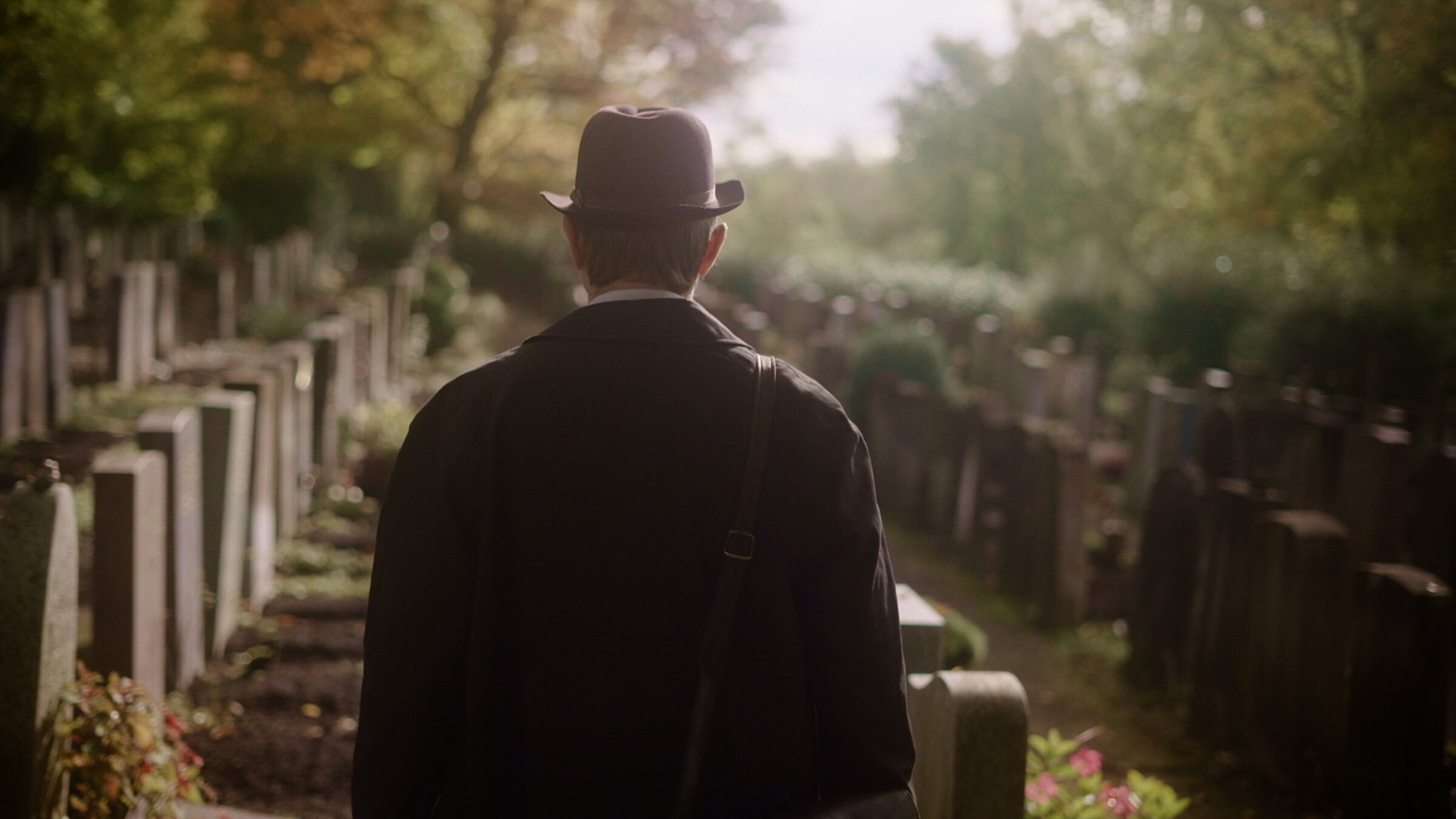 "Darf Mord verjähren? Von moderner Strafermittlung": Mann auf Friedhof.