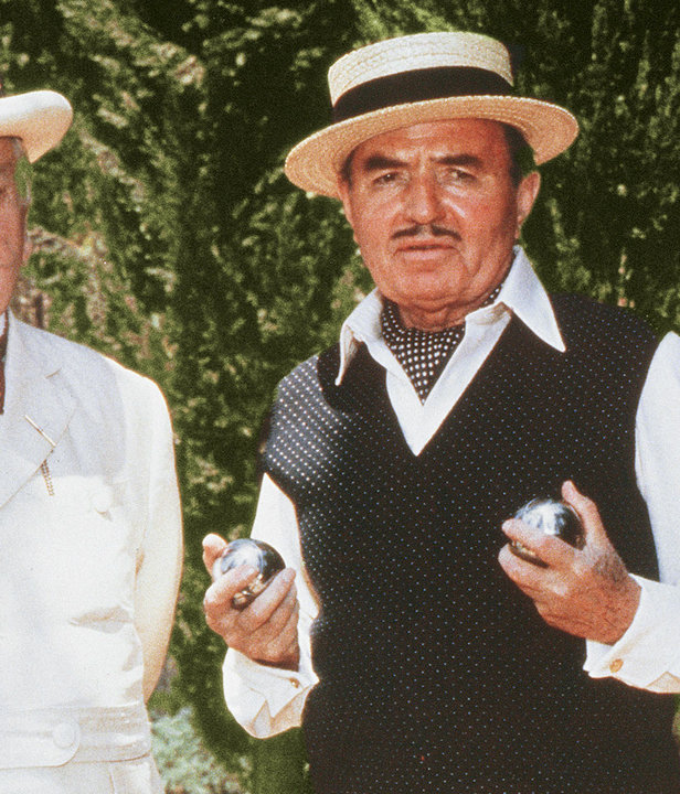 "Das Böse unter der Sonne" - Meisterdetektiv Hercule Poirot (Peter Ustinov) unterhält sich mit dem Broadway-Produzenten Odell Gardener (James Mason, r.)