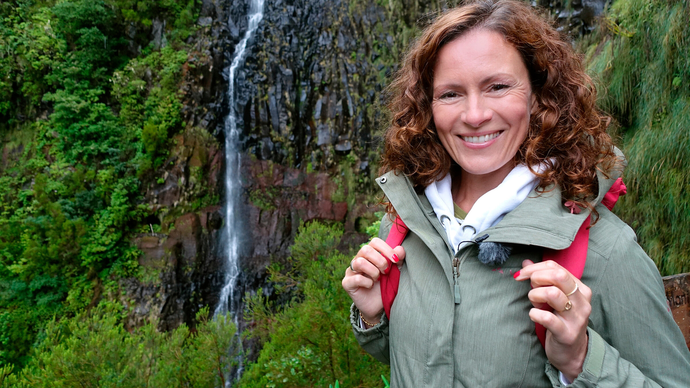 "Madeira erleben!": Für die Wanderung durch den uralten Lorbeerwald und ins Reich der Wasserfälle braucht Anne Willmes einen Regenmantel.