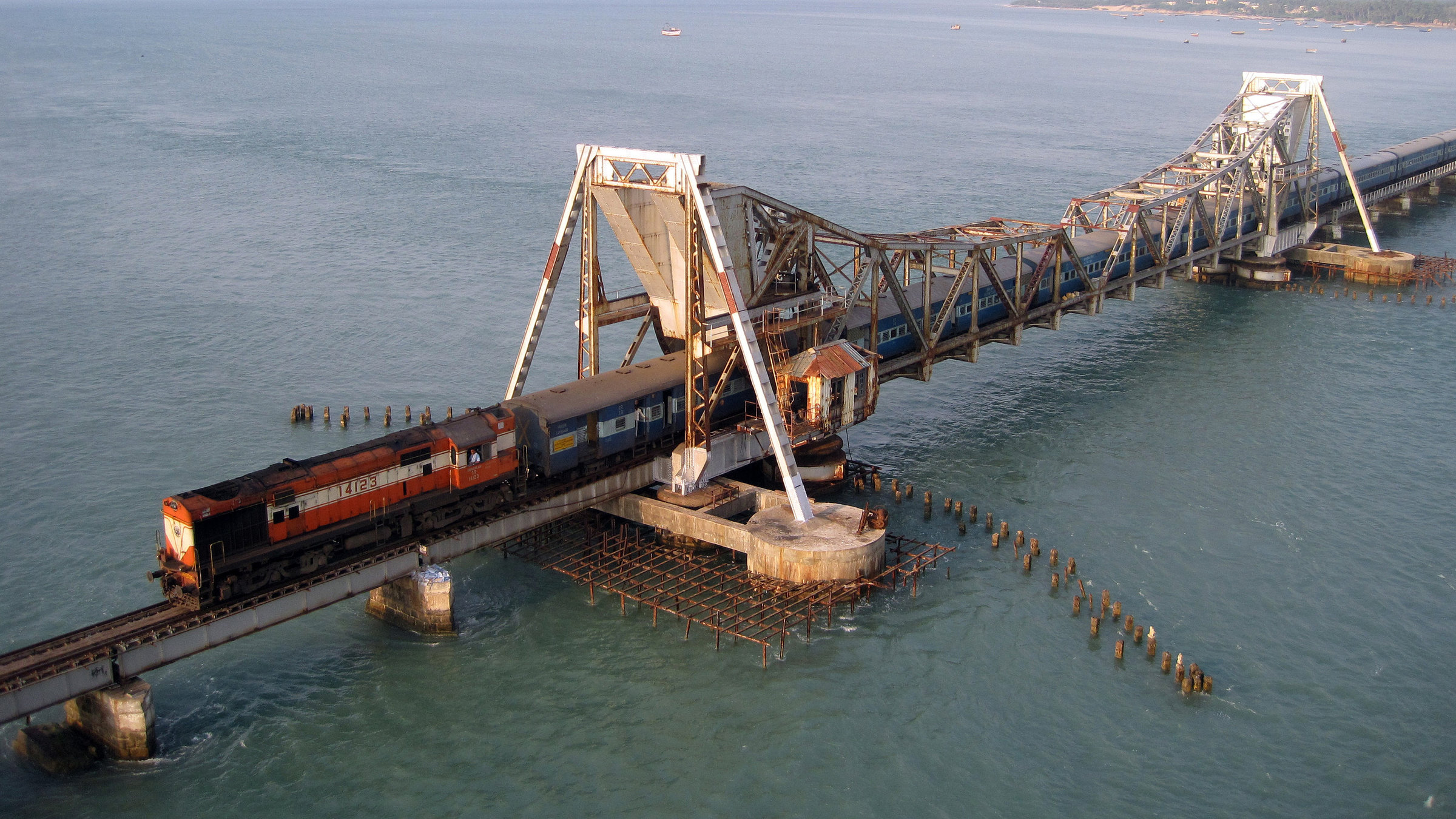 "Mit dem Zug durch Südindien" - Auf der Mitte der Strecke: eine Klappbrücke mit zwei Fachwerk-Kragarmen.