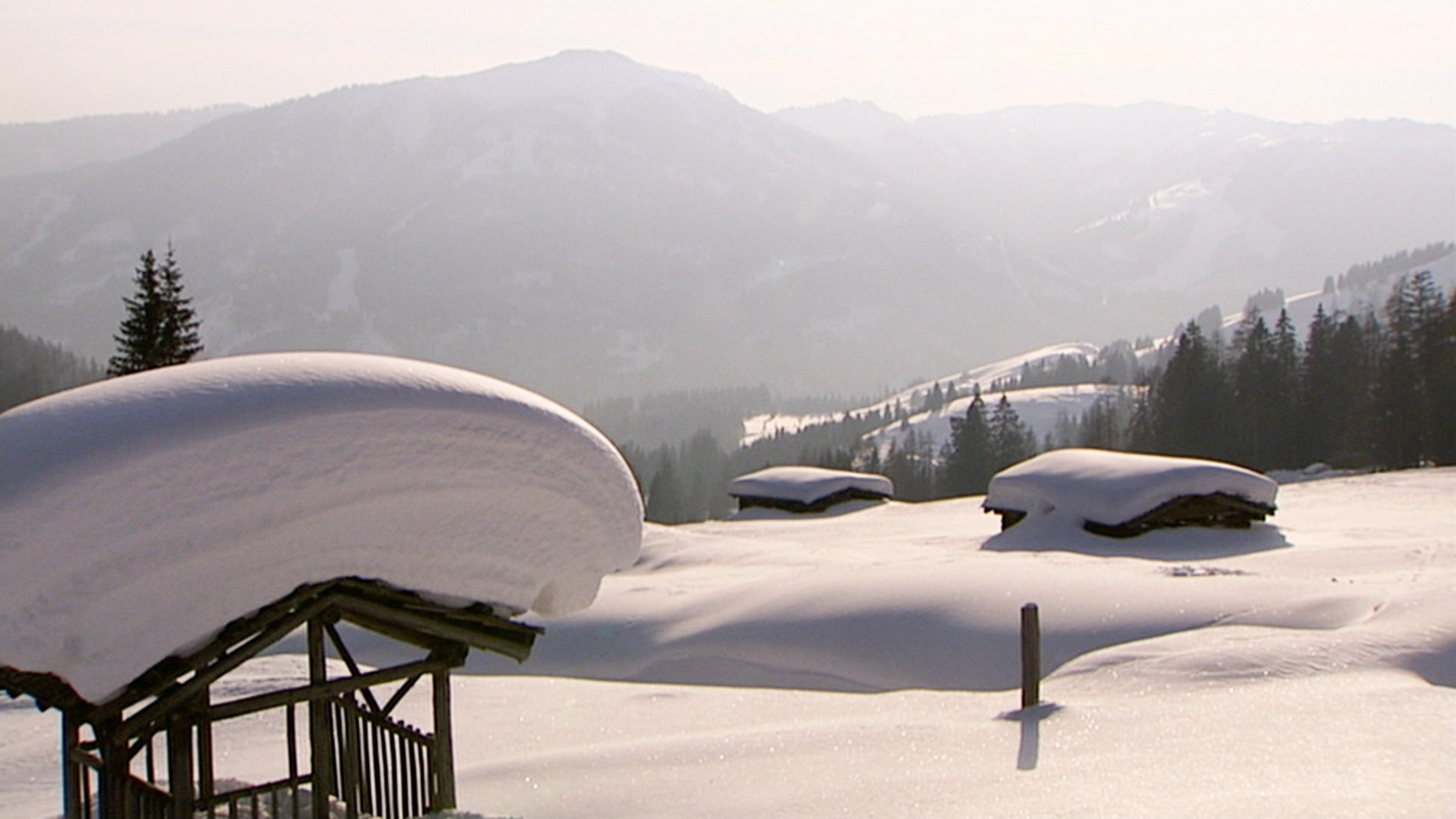 "Pistenzauber" - Blick in tief verschneites Tal