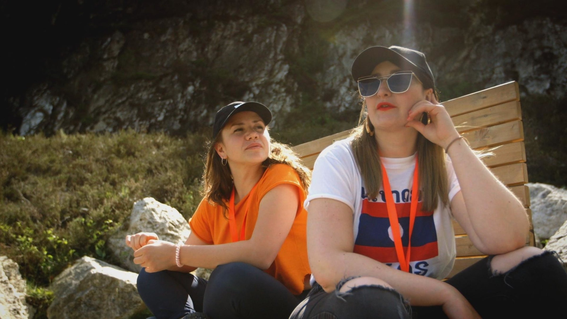 "Bitches & Elfen": Das Künstlerinnenduo New 11 will im Bayerischen Wald eine Artist-Residency aufbauen. Mit schrägen Performances greifen die Künstlerinnen in den Ort ein, etwa durch Zweckentfremdung eines Bieraufzugs oder am Steuer eines Taxis, wo sie Freifahrten anbieten, egal wohin.