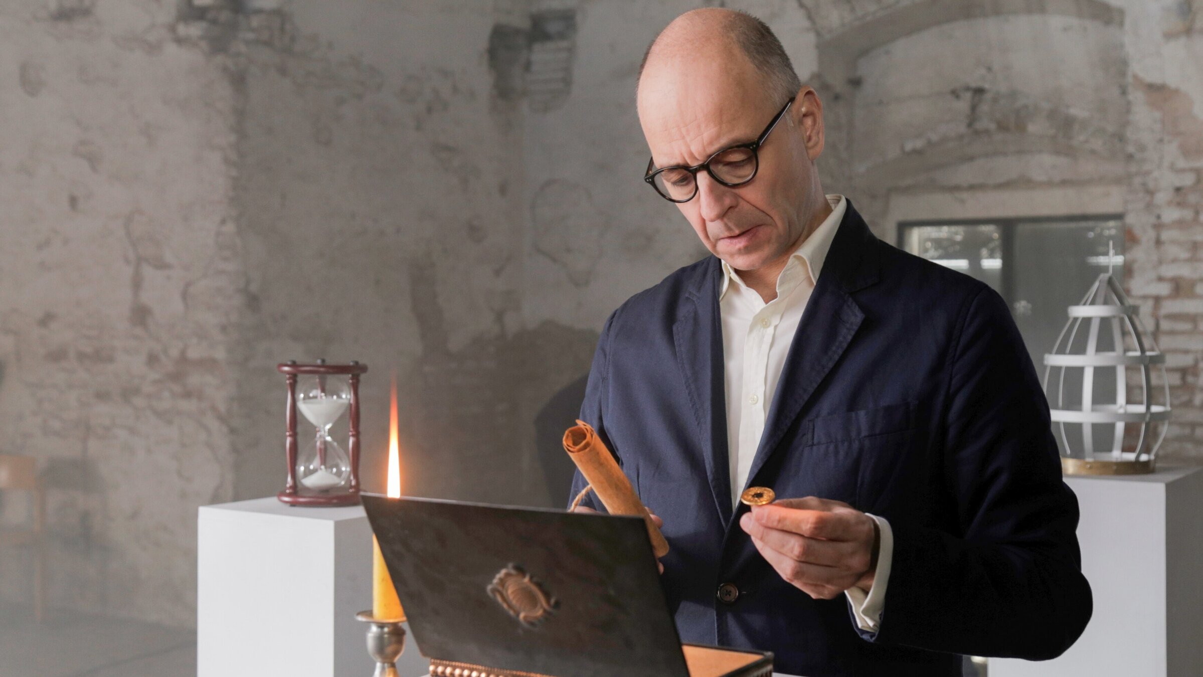 "Konklave - das letzte Geheimnis": Moderator Paul Matic präsentiert das päpstliche Siegel.