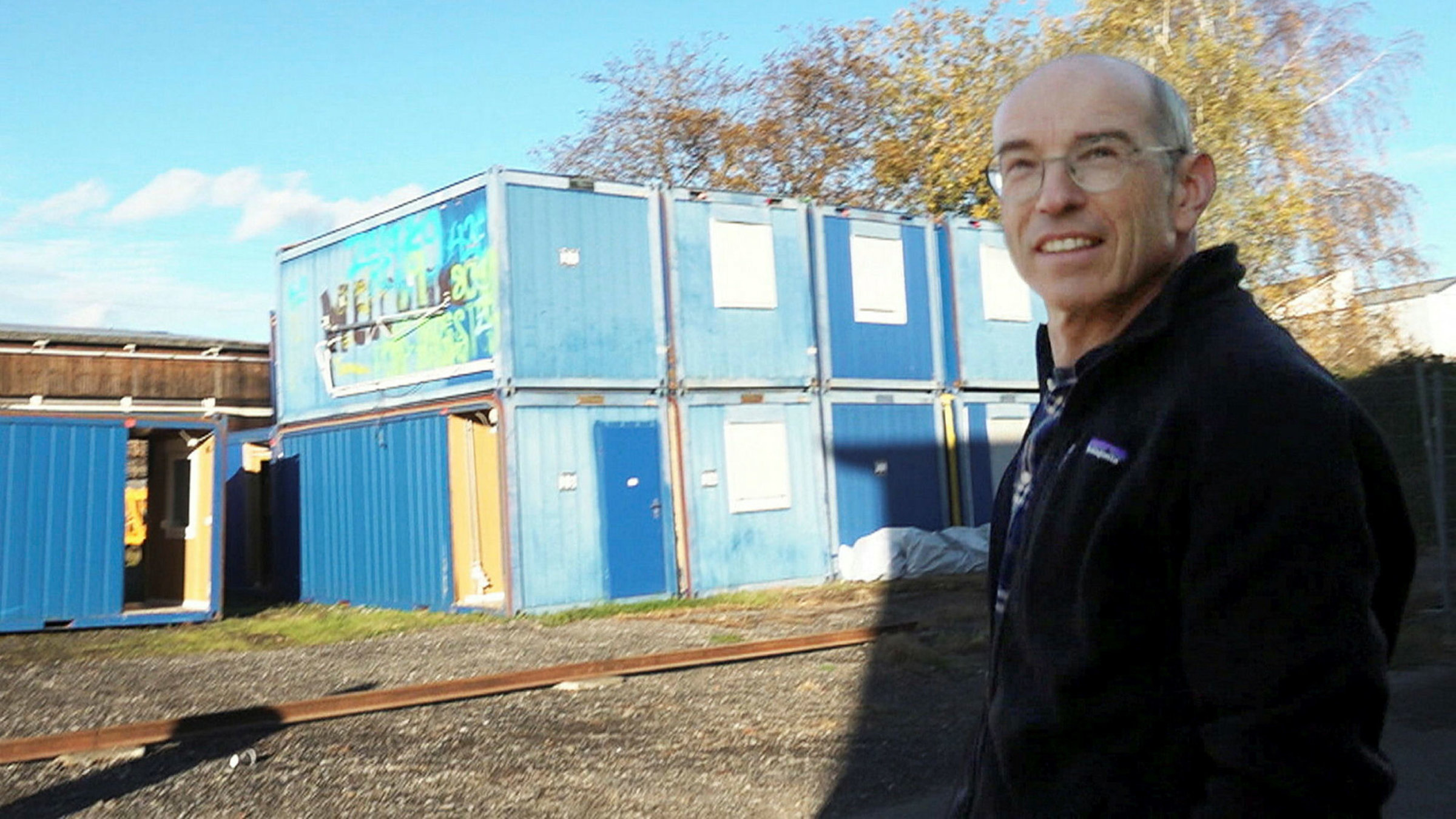 "Wohncontainer für die Ukraine – Mit dieser Idee wil ein Schweizer helfen": Bauunternehmer Andreas Seiz vor den 28 Containern.