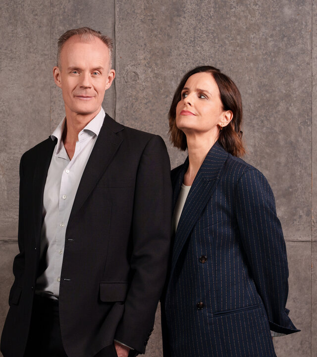 "Die Anstalt": Maike Kühl und Max Uthoff stehen im Studio.