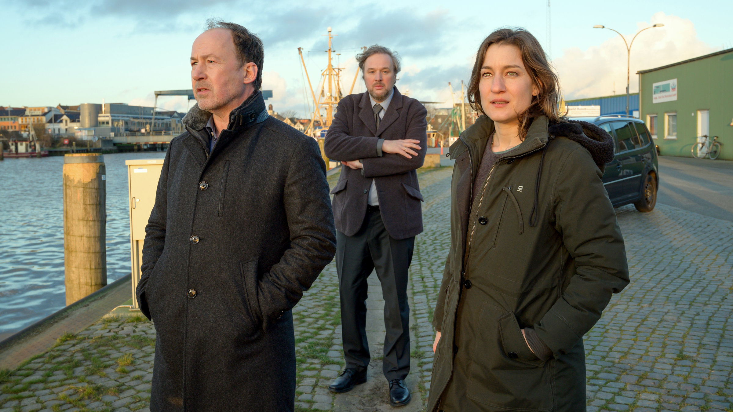 "Neben der Spur - Schließe Deine Augen": Psychiater Joe Jessen (Ulrich Noethen) und Kommissarin Anna Bartholomé (Marie Leuenberger) stehen am Hafen und verhören Jan Federson (Stephan Grossmann)