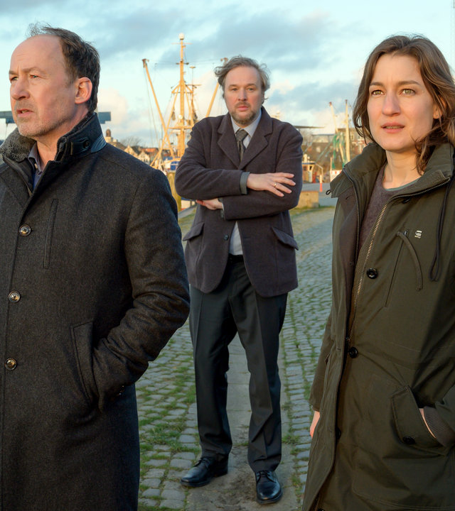 "Neben der Spur - Schließe Deine Augen": Psychiater Joe Jessen (Ulrich Noethen) und Kommissarin Anna Bartholomé (Marie Leuenberger) stehen am Hafen und verhören Jan Federson (Stephan Grossmann)