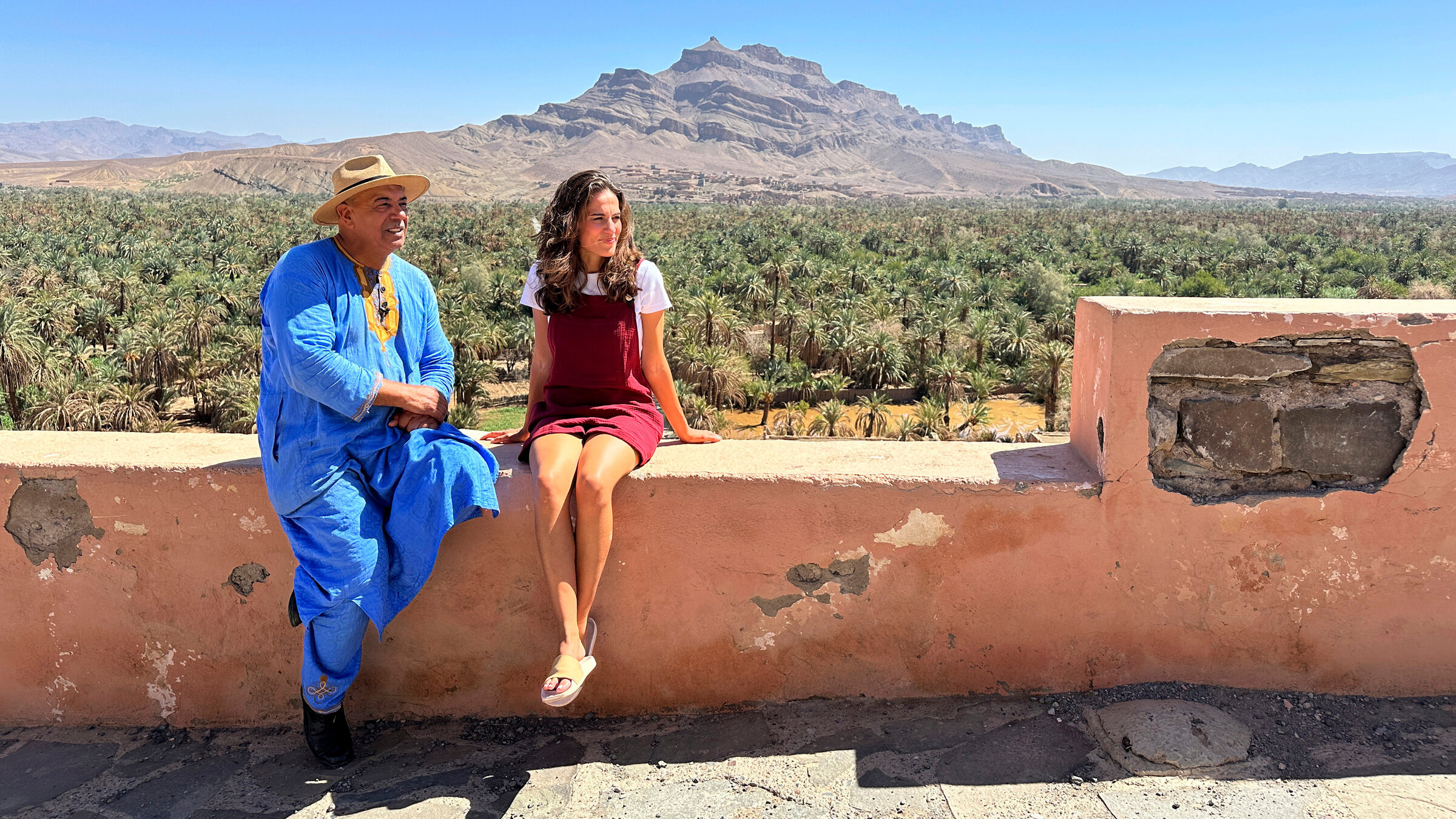 "Travel like a local: Marokko": Mona Ameziane mit Tourguide Bouchaib Jakanti über der Oase im Draa-Tal in Marokko.