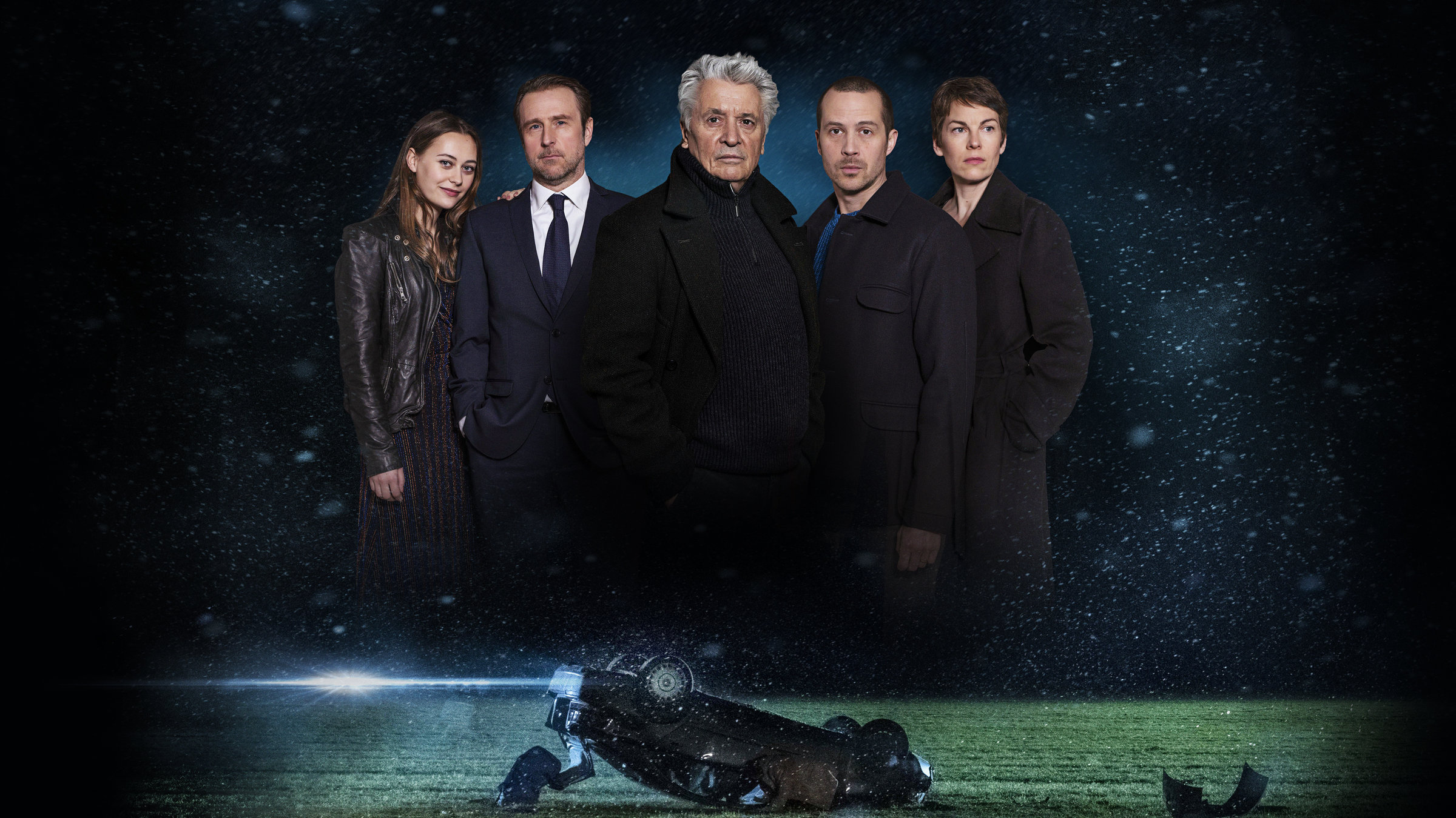 "Tage des letzten Schnees":  Lisa Marin (Mercedes Müller), Markus Sellin (Bjarne Mädel), Kommissar Johannes Fischer (Henry Hübchen), Lars Eckert (Barnaby Metschurat) und Kirsten Eckert (Victoria Mayer).
In der unteren Bildhälfte ein Unfallwagen bei Nacht.