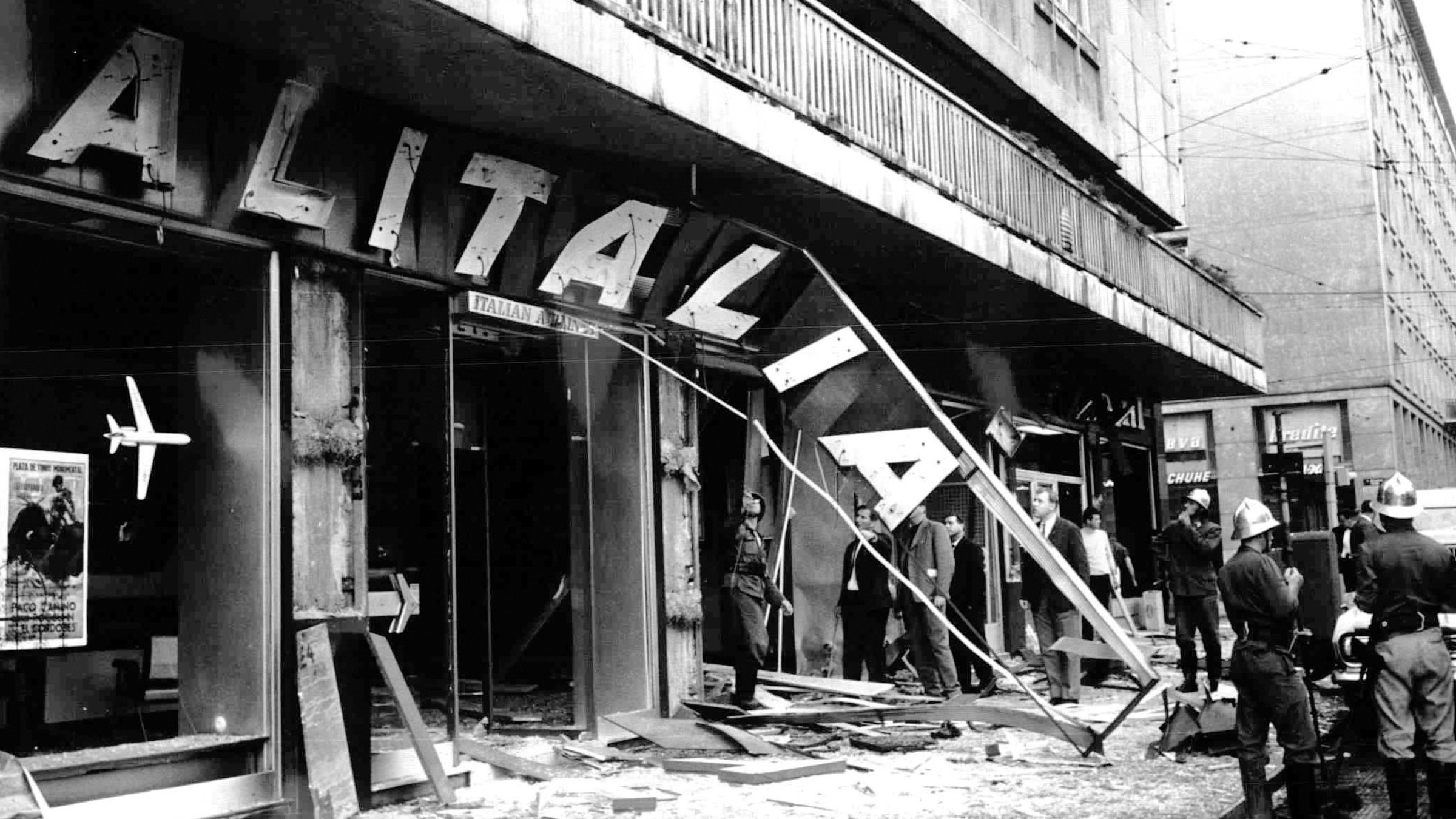 "Österreich II - Österreich und der Kalte Krieg": In jenen Jahren nimmt auch der Konflikt um Südtirol blutige Formen an. Eine Reihe von Attentaten und Überfällen fordert Menschenleben in Italien und Österreich. Alitalia.