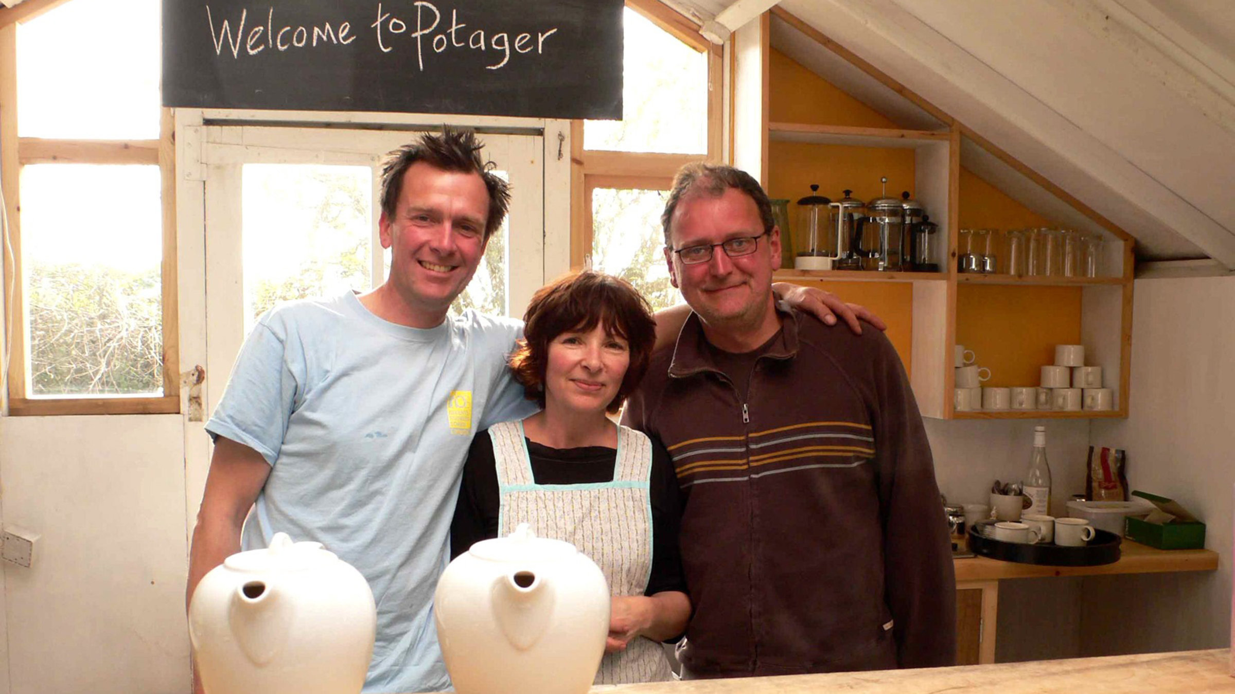 Dan Thomas (l.) und Peter Skerret mit ihrer Freundin Wendy im Café von Potager Garden