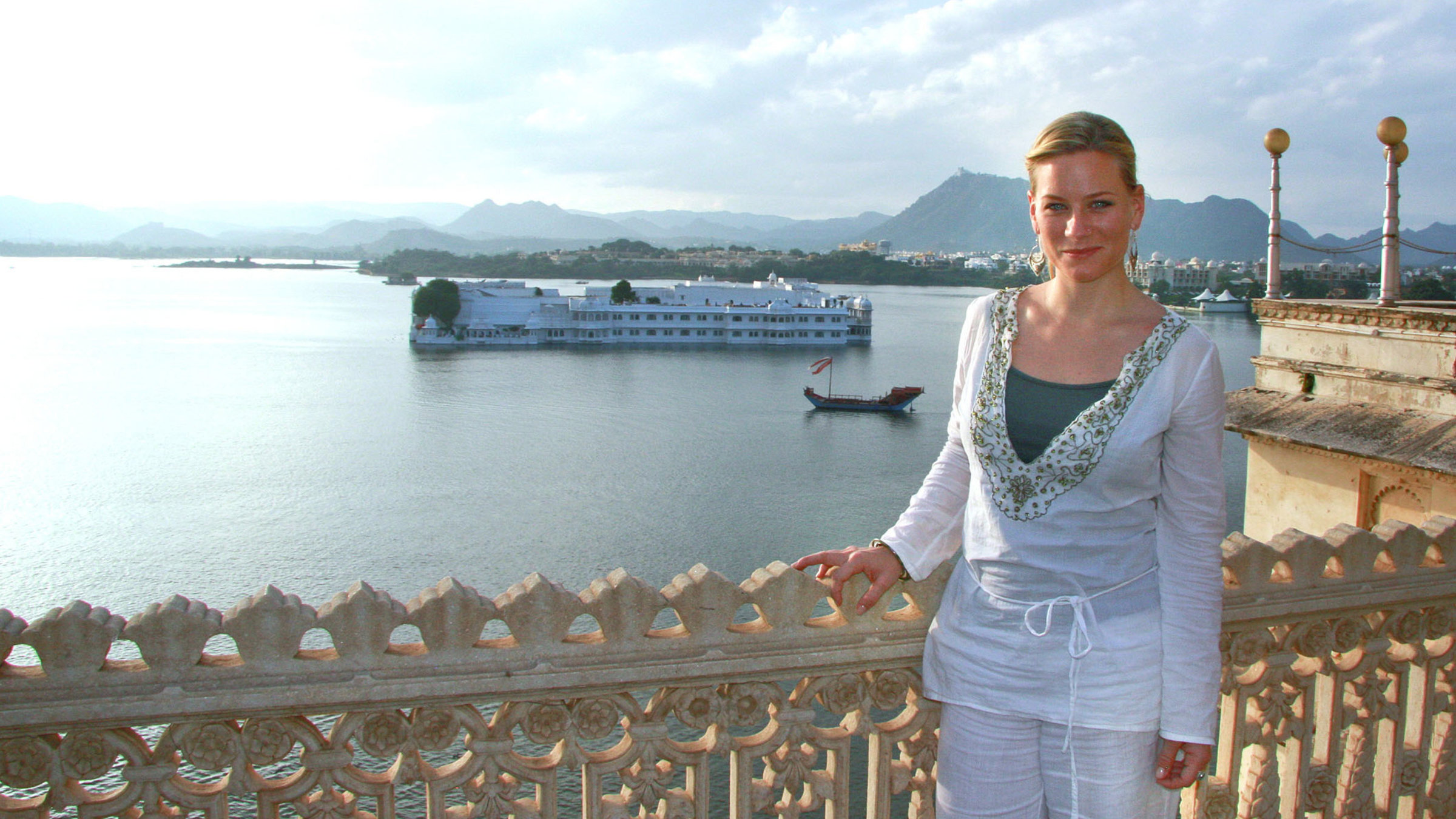 "unterwegs - Rajasthan": Moderatorin Andrea Jansen in Udaipur.