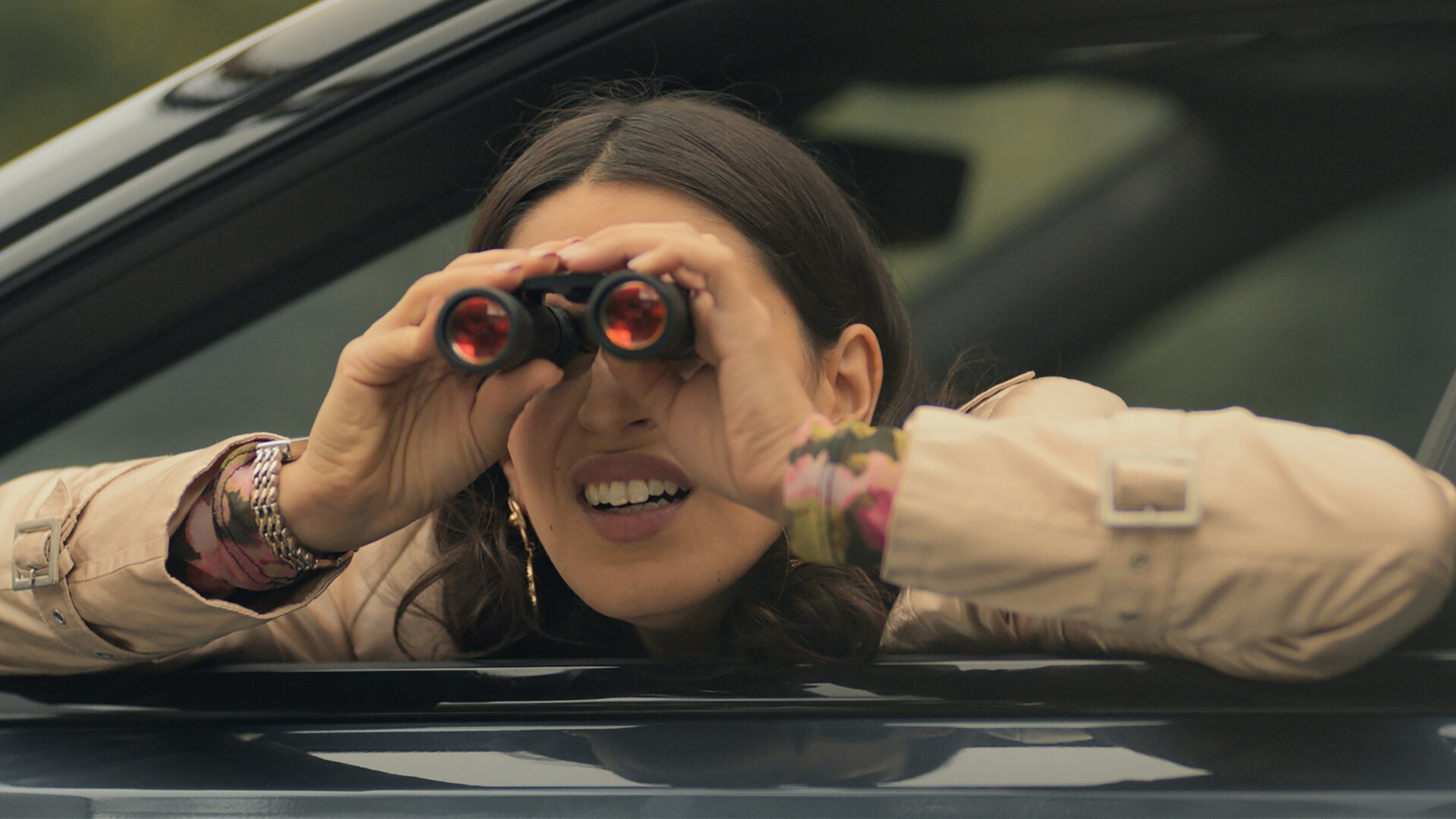 "Doppelhaushälfte - Omerta": Mari (Maryam Zaree) lehnt sich aus dem Auto und schaut dabei durch ein Fernglas.