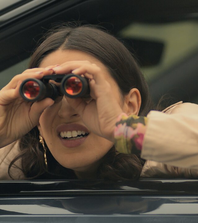 "Doppelhaushälfte - Omerta": Mari (Maryam Zaree) lehnt sich aus dem Auto und schaut dabei durch ein Fernglas.