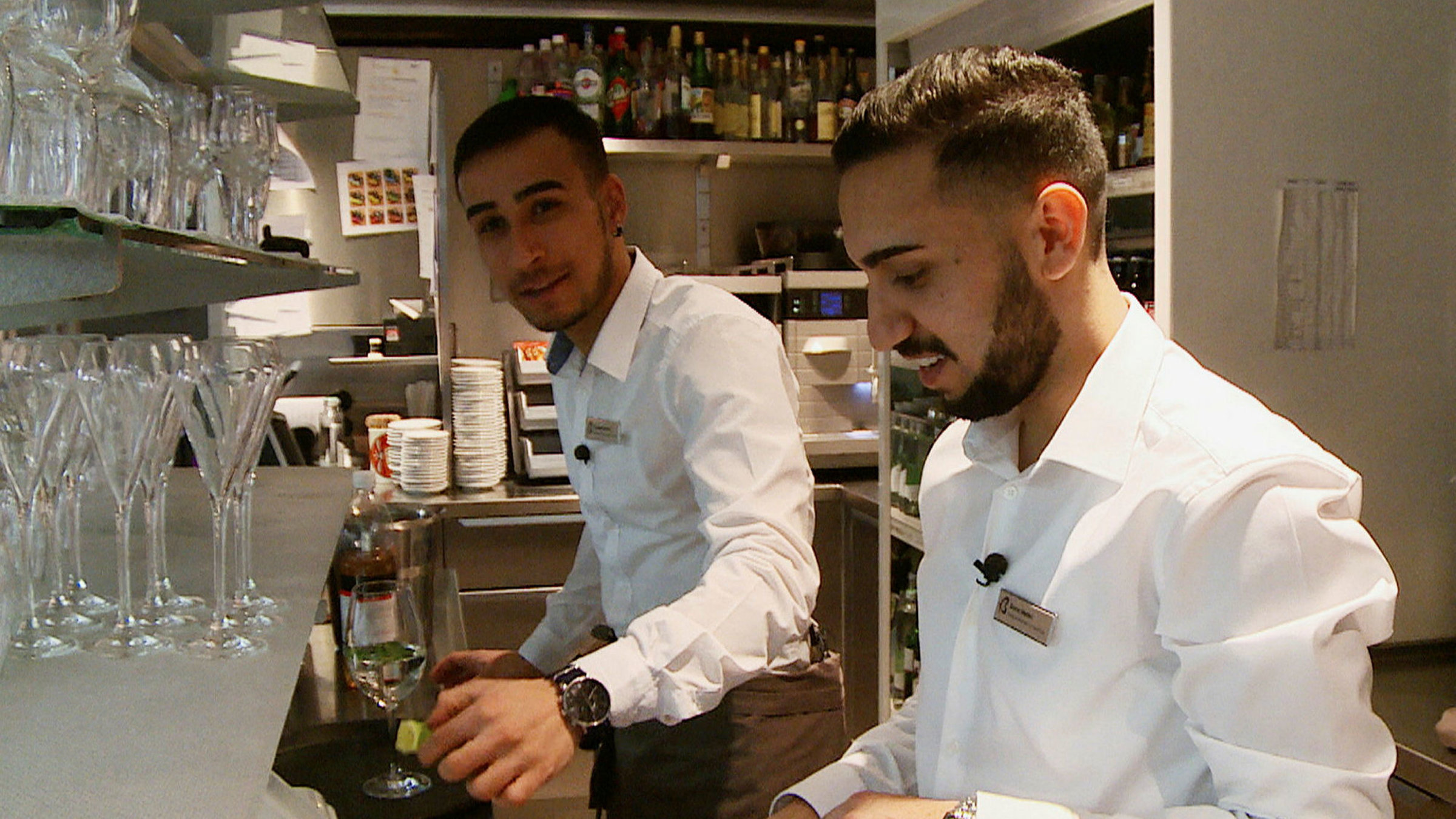 "Minderjährige Flüchtlinge in der Schweiz": Die beiden Cousins Shezhad (l.) und Sheraz möchten im Gastgewerbe Fuss fassen.