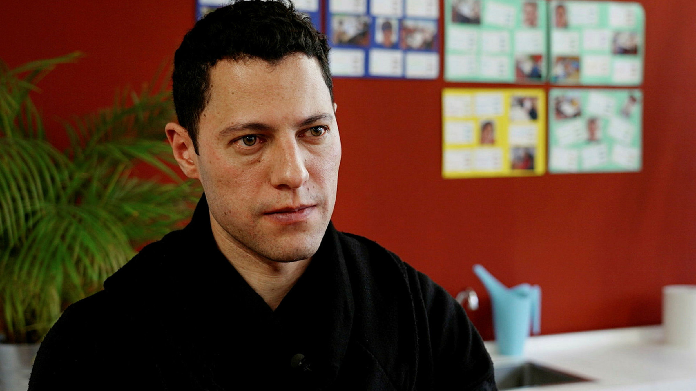 "Aufstieg ohne Schulabschluss – Wandel eines missverstandenen Teenagers": Rückblickend würde er alles anders machen, sagt der heute 28-jährige John.