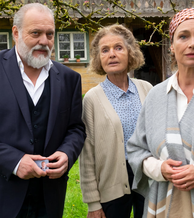 "Der Alte - Böses Blut": Richard Voss (Jan-Gregor Kremp), Ursula Leitner (Kathrin Ackermann) und Iris Leitner (Aglaia Szyszkowitz) stehen nebeneinander auf einer Wiese vor dem Hof von Ursula Leitner. Sie schauen alle drei in Richtung Kamera.