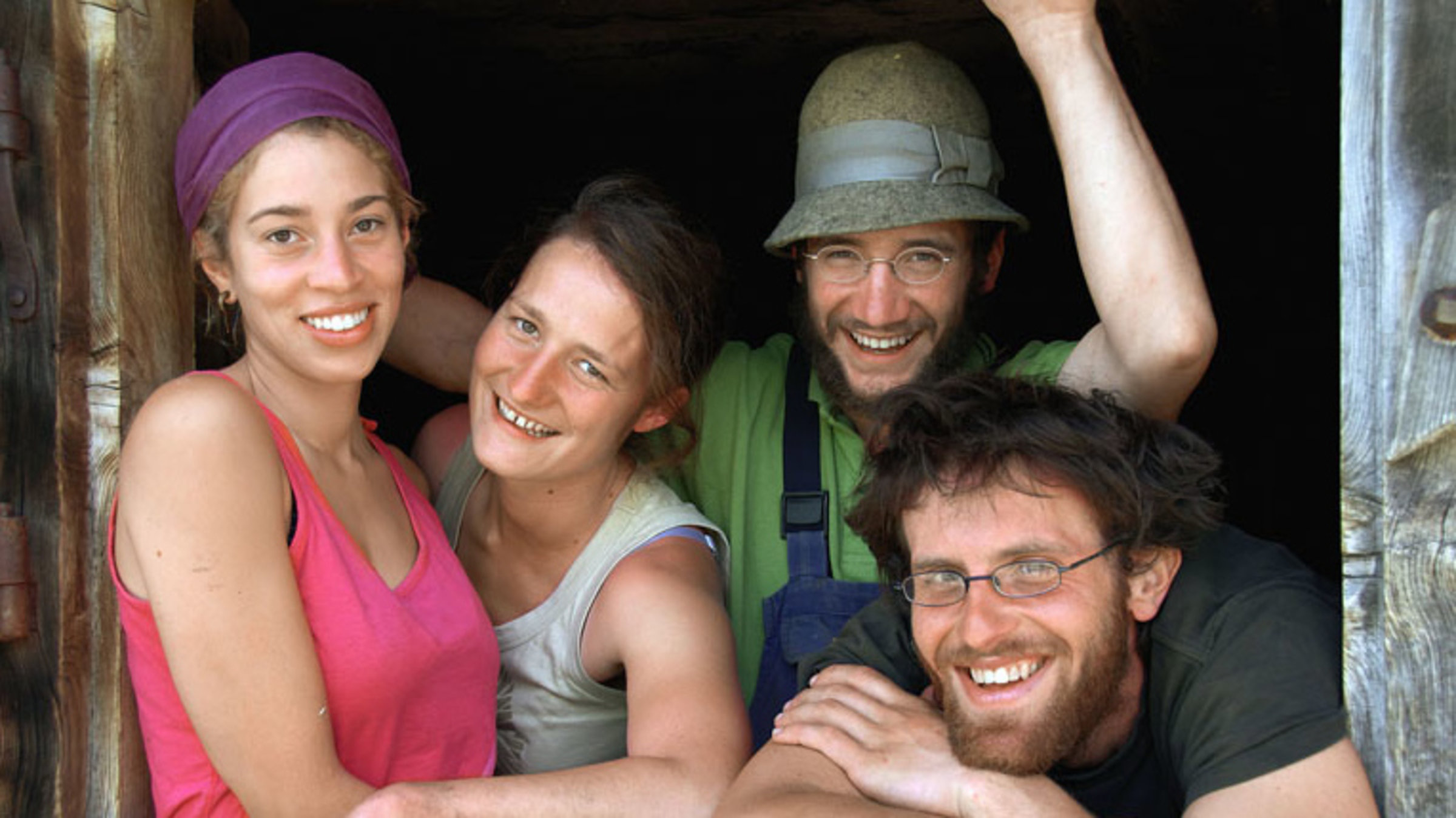 "Ab auf die Alp!" - Gruppenbild der Protagonisten von der Alp Obere Chaltbrunn: Selina, Miriam, Jakob und Robert
