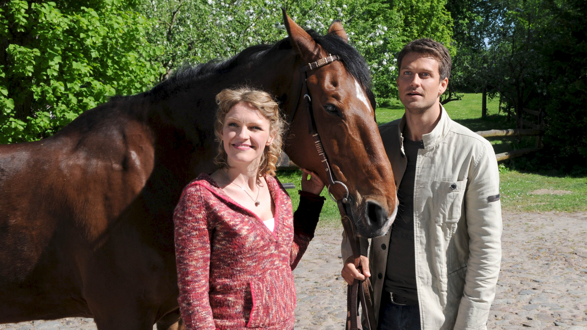 "Der Landarzt - Alles auf Anfang!": Dr. Jan Bergmann (Wayne Carpendale) und Maren Jantzen (Caroline Scholze) stehen neben einem Pferd auf dem Hof.
