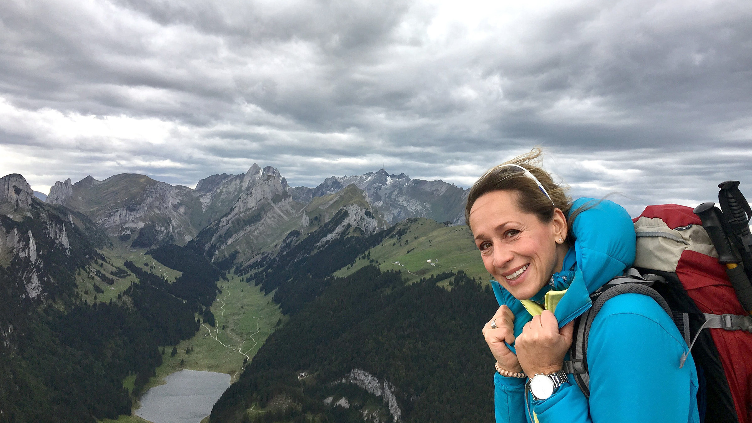"Genusswandern Schweiz": Eine Wanderung von Hütte zu Hütte: Tamina Kallert genießt das Appenzeller Land und die beindruckende Natur hoch oben in den Schweizer Bergen.
