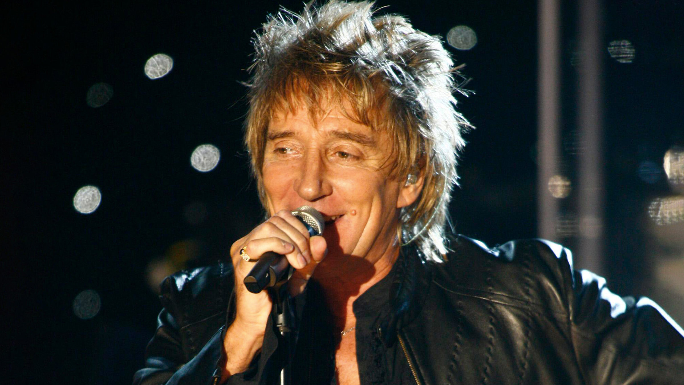 "Rod Stewart: It Had to Be You": Rod Stewart hält ein Mikrofon in der Hand und singt. Bekleidet ist er mit einer schwarzen Lederjacke.