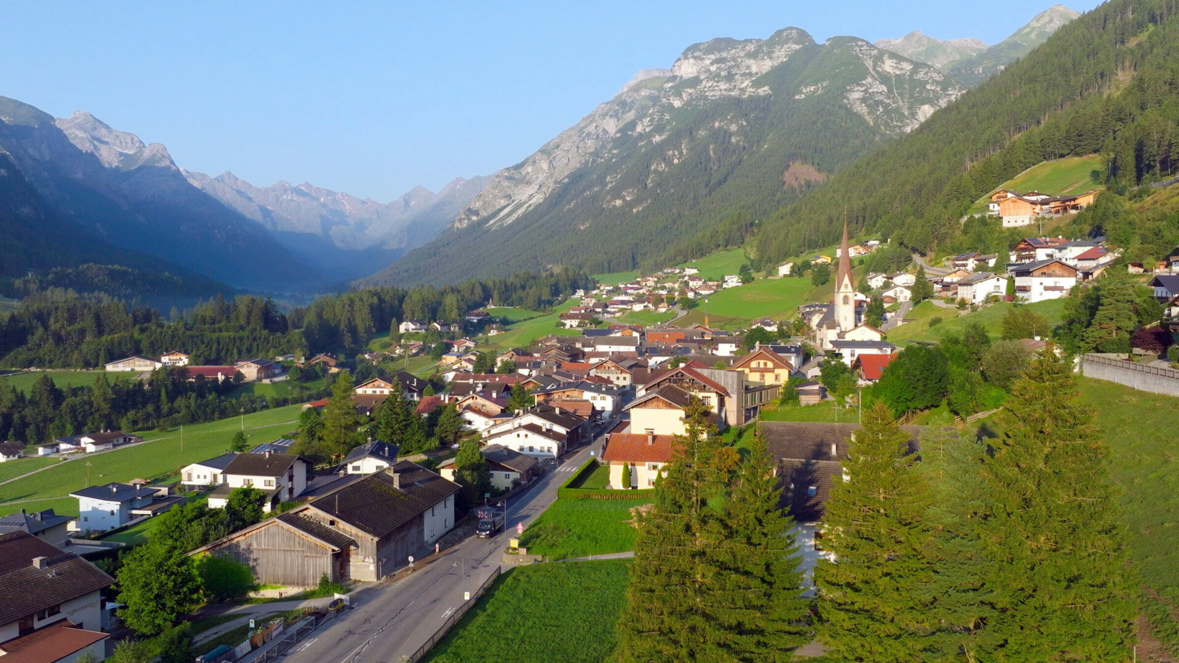"Bergsteigerdörfer in Tirol: Vom Leben im Gschnitztal, Schmirntal & Valsertal": Blick von Trins ins Gschnitztal.