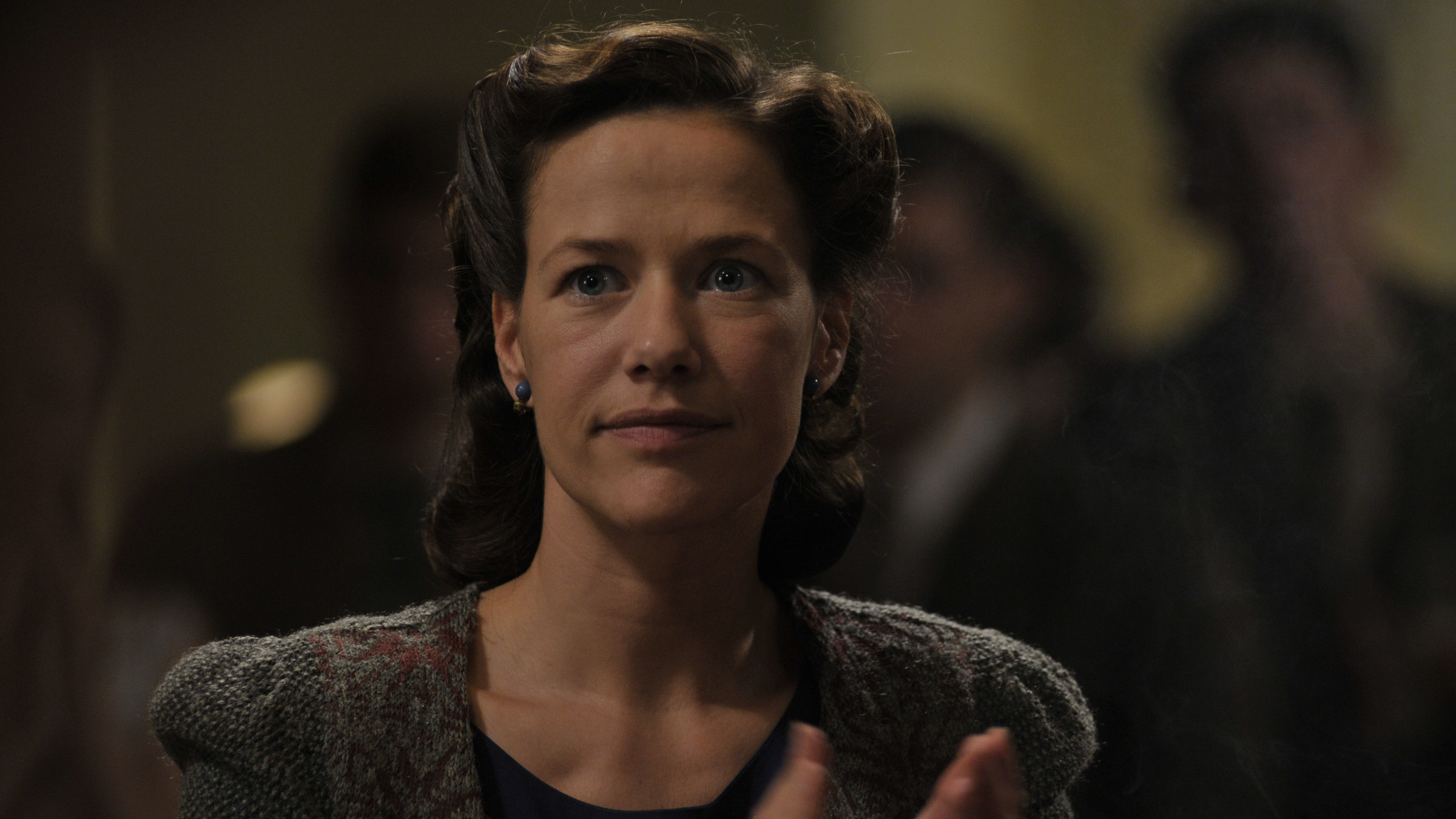 "Die Rebellin (1/3)": Lena (Alexandra Neldel) verfolgt den ersten Auftritt ihrer Schwester Betty.