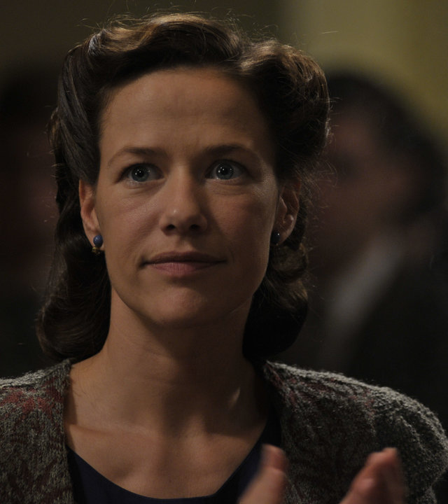 "Die Rebellin (1/3)": Lena (Alexandra Neldel) verfolgt den ersten Auftritt ihrer Schwester Betty.