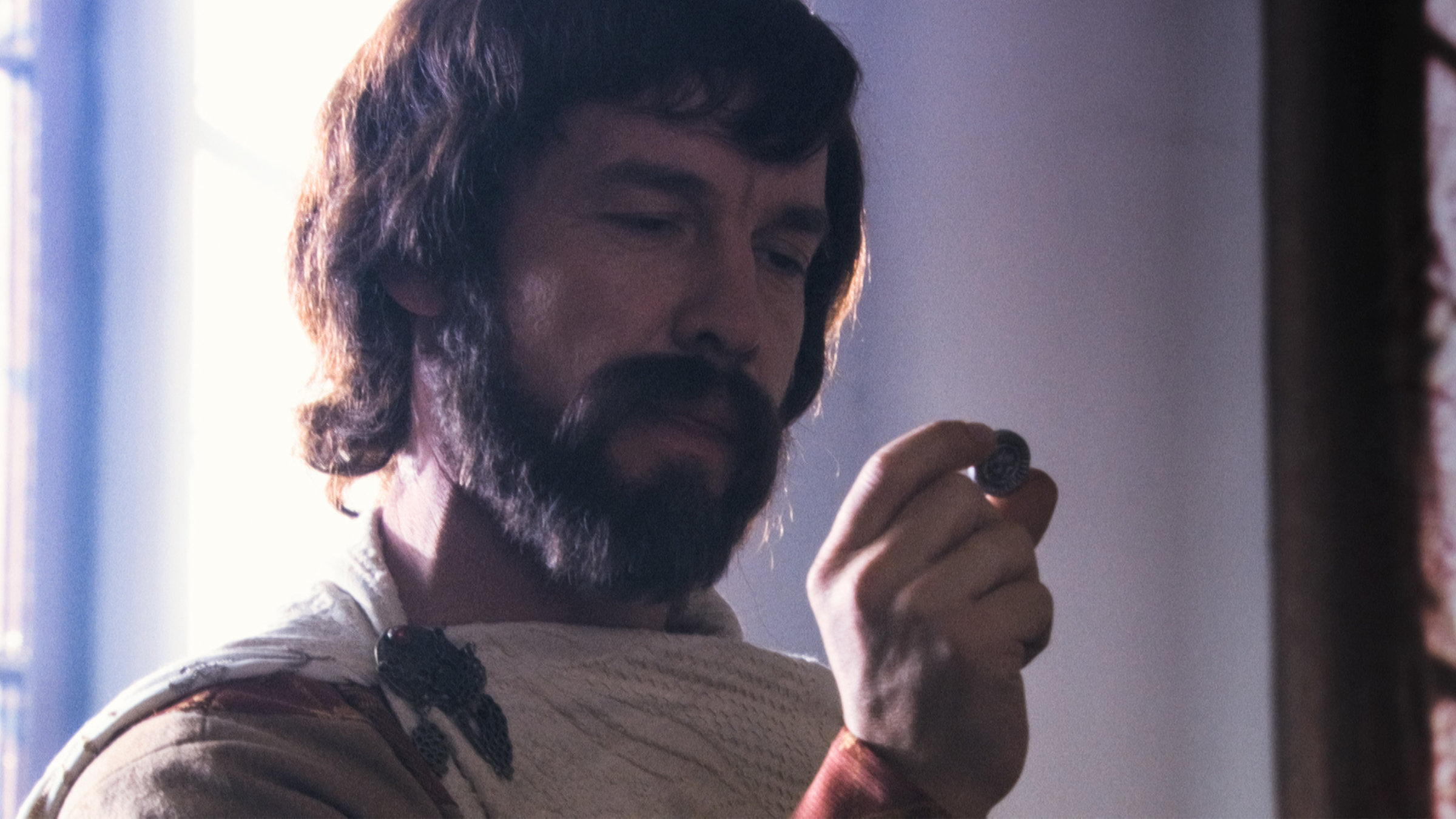 "Die glorreichen 10 - Die größten Glückspilze der Geschichte": Heinrich der Löwe betrachtet eine Silbermünze in seiner Hand.