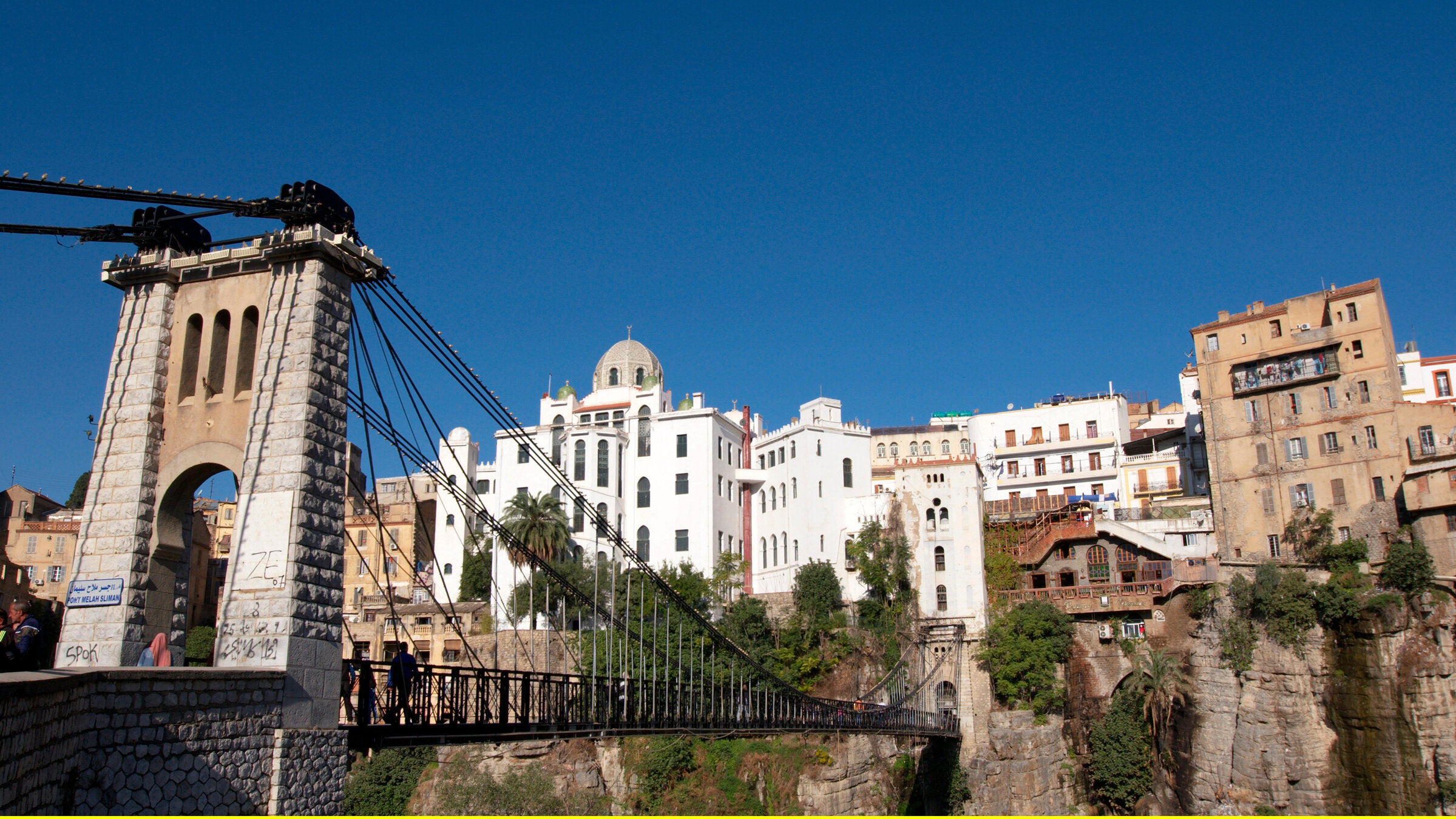"Unbekanntes Algerien": Die Stadt Constantine im Osten Algeriens liegt auf einem mächtigen Plateau, das von einer über 150 Meter tiefen Schlucht durchzogen wird. Mehrere Brücken überspannen diese und verbinden die Stadtteile miteinander.