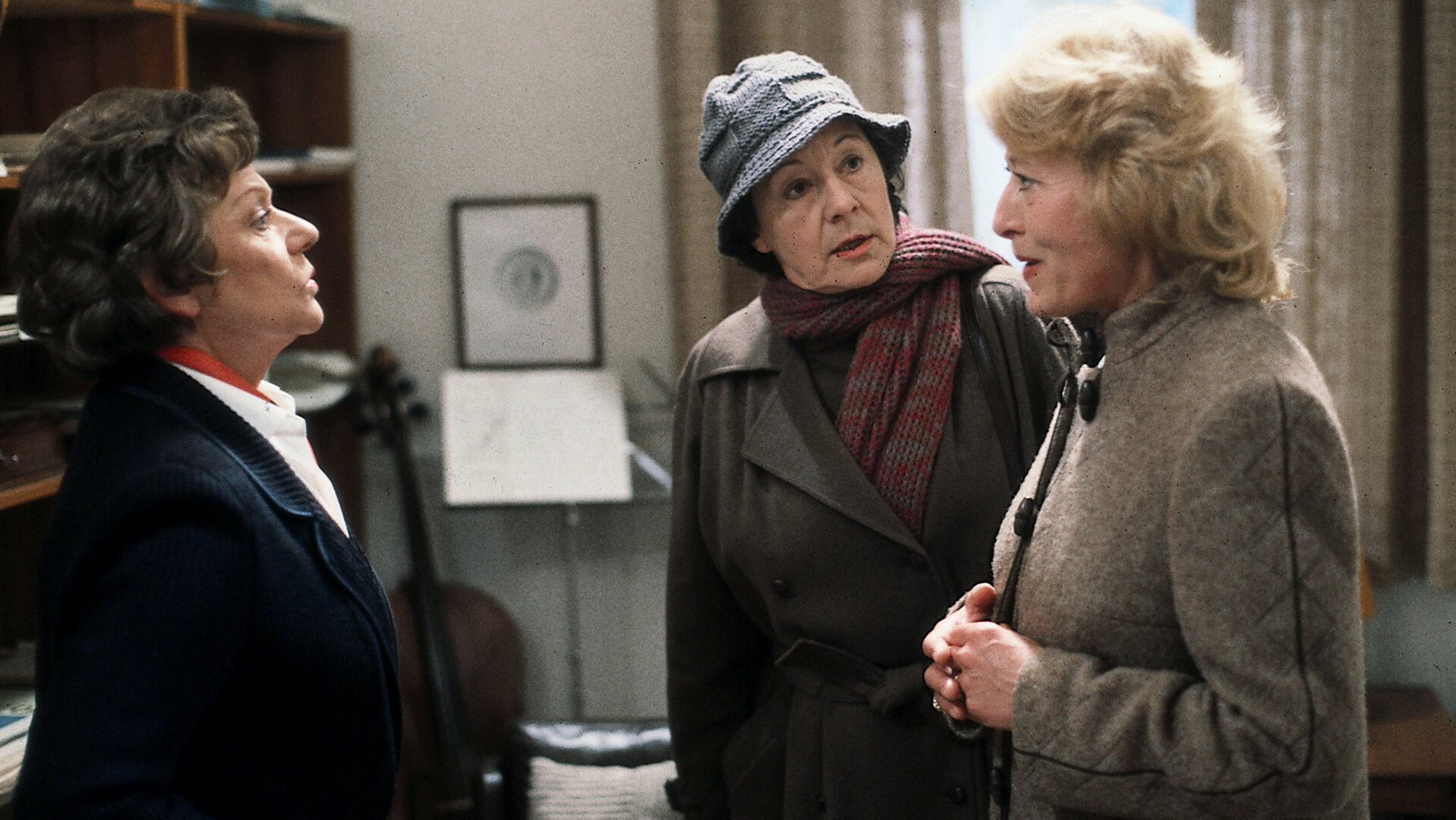 "Diese Drombuschs - Der Appell": Oma Drombusch (Grete Wurm) steht gemeinsam mit zwei weiteren Damen (Renate Bochow und Ruth Köhler) in ihrer Wohnung.