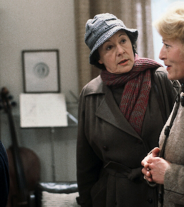 "Diese Drombuschs - Der Appell": Oma Drombusch (Grete Wurm) steht gemeinsam mit zwei weiteren Damen (Renate Bochow und Ruth Köhler) in ihrer Wohnung.