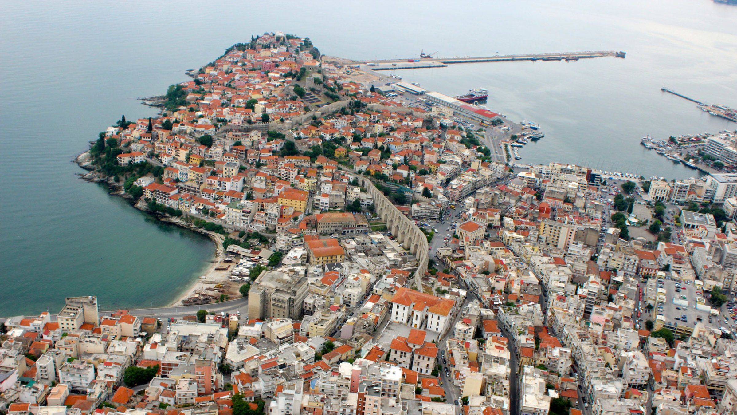 "Griechenland: Von den Gipfeln bis ans Meer – Ostmazedonien & Thrakien": Die Hafenstadt Kavala wurde schon im Altertum reich und berühmt wegen der Silber- und Goldvorkommen in der Umgebung. Der Apostel Paulus ging hier an Land, um in dem Vorort Philippi die erste christliche Kirche Europas zu gründen.