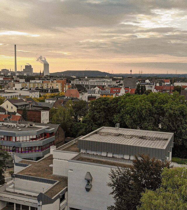 "Katholischer Gottesdienst - Eröffnung der Aktion Dreikönigssingen - Licht fürs neue Jahr": Die katholische Pfarrkirche St. Bonifatius aus der Vogelperspektive im Stadtzentrum von Herne