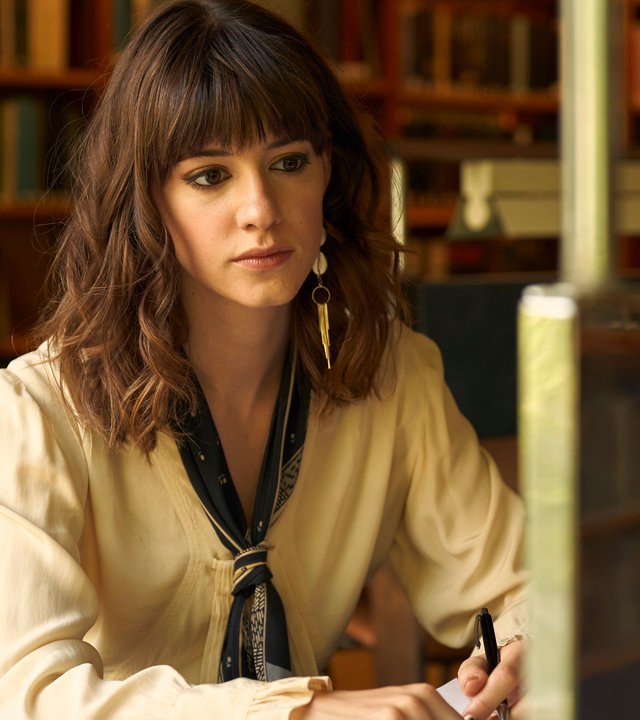 "Normal People - Wiedersehen": Marianne (Daisy Edgar-Jones) sitzt in einer Bibliothek und schaut konzentriert nach vorne.