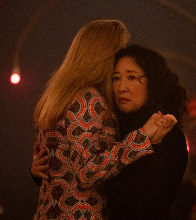 "Killing Eve - Tanztee": Villanelle (Jodie Comer) und Eve (Sandra Oh) tanzen eng miteinander inmitten anderer Leute auf einer Tanzfläche.