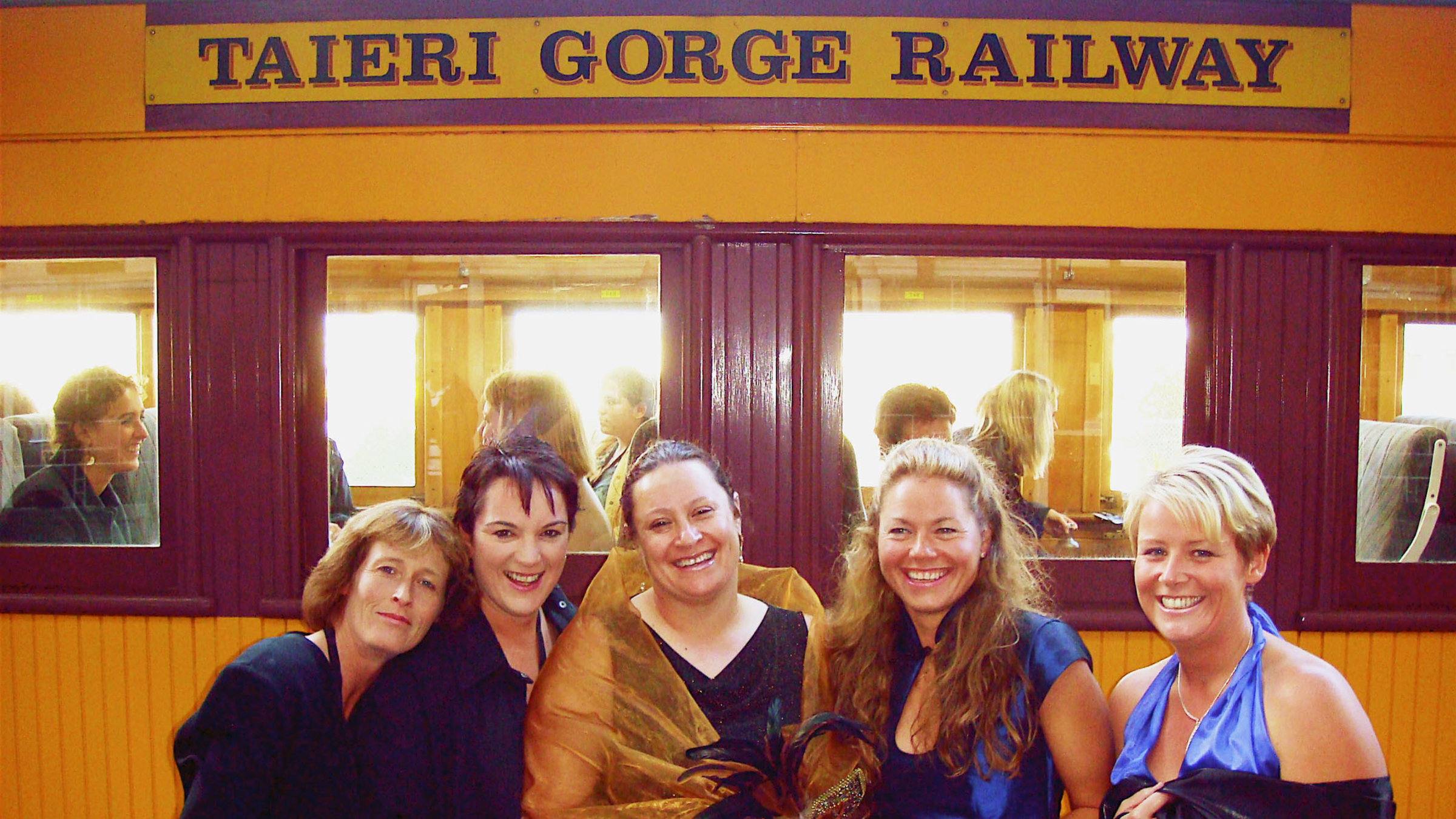 "Zug um Zug" - Fahren mit dem Zug zum Single's Ball in Middlemarch - Janney Flain (2.v.r.) und ihre Freundinnen.