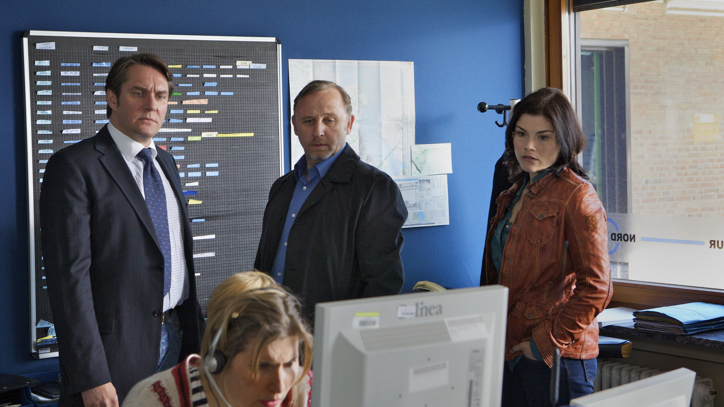 "Stralsund - Außer Kontrolle": Jörg Lehmann (Tobias J. Lehmann), Karl Hidde (Alexander Held) und Nina Petersen (Katharina Wackernagel) schauen über Miriam Dahmes (Paula Paul) Schulter auf einen Computermonitor.
