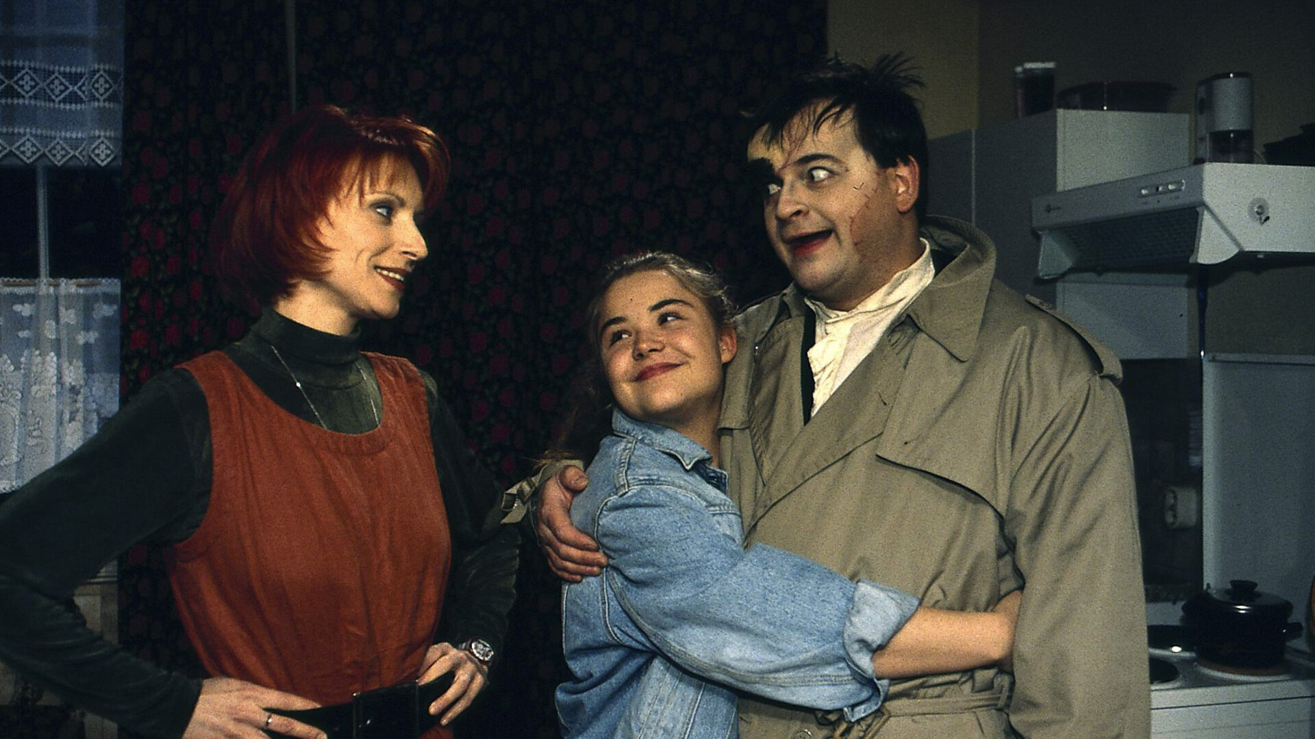 "Sprechstunde bei Dr. Frankenstein": Charly (Silke Matthias), Franzi (Fritzi Eichhorn) und Lenni (Michael Trischan) stehen in der Küche.