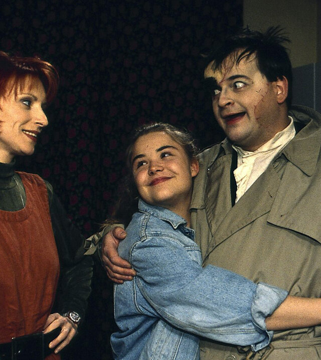 "Sprechstunde bei Dr. Frankenstein": Charly (Silke Matthias), Franzi (Fritzi Eichhorn) und Lenni (Michael Trischan) stehen in der Küche.