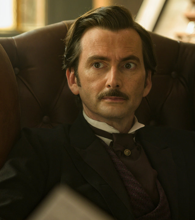 "In 80 Tagen um die Welt (1)": Akkurat frisiert und gekleidet sitzt Phileas Fogg (David Tennant) in einem braunen Ledersessel und blickt versonnen in den Raum.