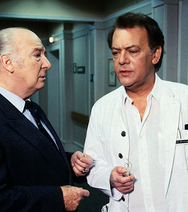 "Die Schwarzwaldklinik - Udos Entschluss": Mühlmann (Alf Marholm) und Brinkmann (Klausjürgen Wussow) unterhalten sich im Flur.